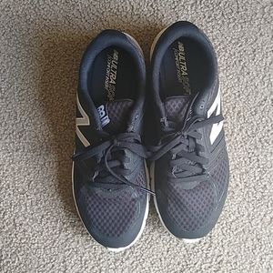 Like New!! New Balance Sneakers Size 8.5